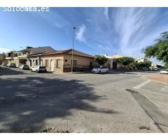 Enorme propiedad con 417 m2 que incluye vivienda y nave industrial conjunta.