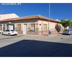 Enorme propiedad con 417 m2 que incluye vivienda y nave industrial conjunta.
