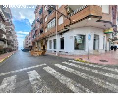 Se alquila local comercial en Avenida Cervantes, playa centro Guardamar.