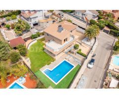 CHALET DE 5 HABITACIONES CON ASCENSOR, GARAJE 5 PLAZAS, PISCINA Y JARDIN EN CASTELLVELL DEL CAMP