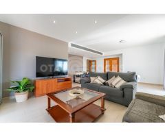 CHALET DE 5 HABITACIONES CON ASCENSOR, GARAJE 5 PLAZAS, PISCINA Y JARDIN EN CASTELLVELL DEL CAMP