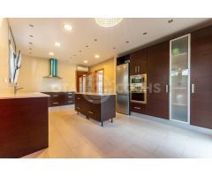 CHALET DE 5 HABITACIONES CON ASCENSOR, GARAJE 5 PLAZAS, PISCINA Y JARDIN EN CASTELLVELL DEL CAMP