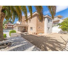 CHALET DE 5 HABITACIONES CON ASCENSOR, GARAJE 5 PLAZAS, PISCINA Y JARDIN EN CASTELLVELL DEL CAMP