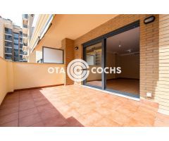 PISO DE 4 HABITACIONES CON PARKING Y PISCINA  EN LLEVANT REUS