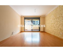 PISO DE 4 HABITACIONES CON PARKING Y PISCINA  EN LLEVANT REUS