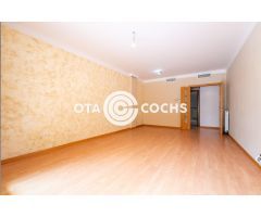 PISO DE 4 HABITACIONES CON PARKING Y PISCINA  EN LLEVANT REUS