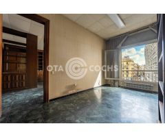 SE VENDE PISO DE 300 METROS CON MUCHAS POSIBILIDADES EN PLAZA DEL PRIM