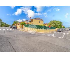 Encantadora casa esquinera con jardín privado, placas solares y posibilidad de piscina privada