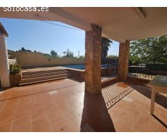 Encantador Chalet con Piscina y Amplias Vistas a Solo 15 Minutos de Torrent