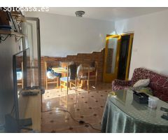 Piso de 110 metros,4 habitaciones,1 baño,1 aseo,3 balcones,2 trasteros grandes a pie de calle.