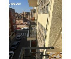 Piso de 110 metros,4 habitaciones,1 baño,1 aseo,3 balcones,2 trasteros grandes a pie de calle.