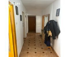 Piso de 110 metros,4 habitaciones,1 baño,1 aseo,3 balcones,2 trasteros grandes a pie de calle.
