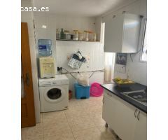 Piso de 110 metros,4 habitaciones,1 baño,1 aseo,3 balcones,2 trasteros grandes a pie de calle.