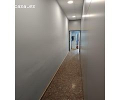 Planta baja para oficina, local comercial o almacén en Xirivella de 116 m2 con dos persianas.