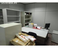 Planta baja para oficina, local comercial o almacén en Xirivella de 116 m2 con dos persianas.