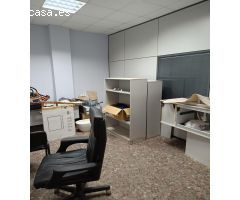 Planta baja para oficina, local comercial o almacén en Xirivella de 116 m2 con dos persianas.