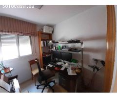 VIVIENDA CÉNTRICA CON CUATRO DORMITORIOS Y DOS BAÑOS