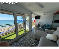 vivienda en primera linea de playa con estupendas vistas frontales al mar.