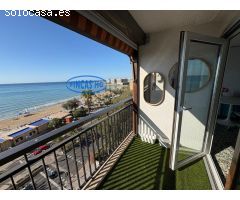 vivienda en primera linea de playa con estupendas vistas frontales al mar.
