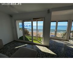 vivienda en primera linea de playa con estupendas vistas frontales al mar.