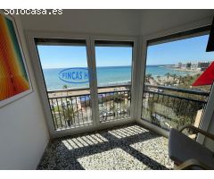 vivienda en primera linea de playa con estupendas vistas frontales al mar.