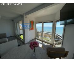 vivienda en primera linea de playa con estupendas vistas frontales al mar.
