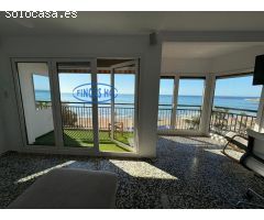 vivienda en primera linea de playa con estupendas vistas frontales al mar.
