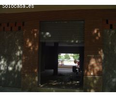 Local comercial, 72 m2, Diáfano, dos persianas a la calle, Salida de humos.