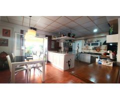 IMPRESIONANTE VIVIENDA SOBRE LOCAL COMERCIAL DIVIDIDO EN DOS NEGOCIOS