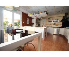 IMPRESIONANTE VIVIENDA SOBRE LOCAL COMERCIAL DIVIDIDO EN DOS NEGOCIOS