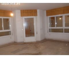 190 m2 DE VIVIENDA + 2 GARAJES SITUADA EN PLENO CENTRO DE EL EJIDO CON VISTAS AL BULEVAR.