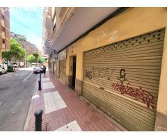 Se vende local de 140 m2 en zona Casalduch - Carmelitas. Local diáfano, alargado, con salida a 2 pat