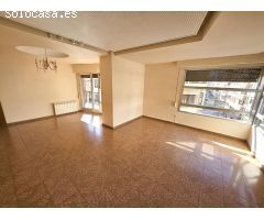 Se vende piso grande en pleno centro de Castellón, en calle Asensi. Piso en edificio de vivienda por