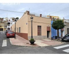 Se vende casa en casco antiguo de Oropesa, detrás del ayuntamiento. Casa con fachada a 3 calles