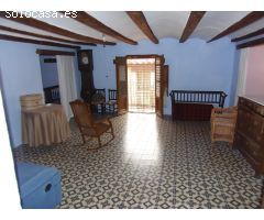 Casa grande haciendo esquina en el centro del pueblo, con patio grande, planta baja, dos alturas