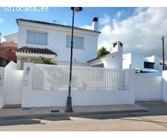 Se vende propiedad consistente en 2 villas pareadas independientes sobre un solar de 1127 m2