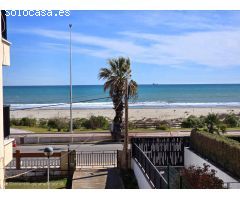 Se vende apartamento en primera línea de mar, frente a la playa del Gurugú. Apartamento reformado