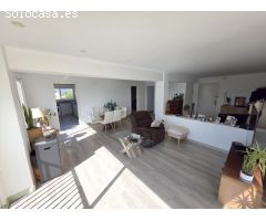 Se vende apartamento en primera línea de mar, frente a la playa del Gurugú. Apartamento reformado
