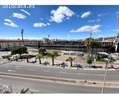 Se vende piso frente al Estadio Castalia. Piso esquinero, todo exterior, con mucha luz