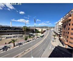 Se vende piso frente al Estadio Castalia. Piso esquinero, todo exterior, con mucha luz