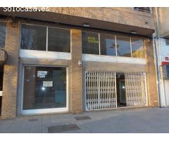 Se alquila local comercial con mucha fachada, muy cerca de El Corte Inglés y Parque Ribalta, frente