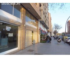 Se alquila local comercial con mucha fachada, muy cerca de El Corte Inglés y Parque Ribalta, frente