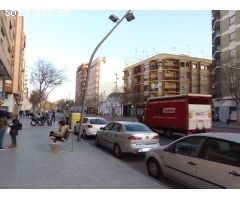 Se alquila local comercial con mucha fachada, muy cerca de El Corte Inglés y Parque Ribalta, frente
