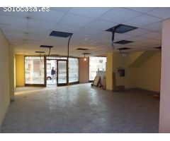Se alquila local comercial con mucha fachada, muy cerca de El Corte Inglés y Parque Ribalta, frente