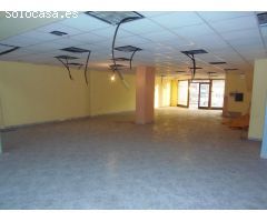 Se alquila local comercial con mucha fachada, muy cerca de El Corte Inglés y Parque Ribalta, frente