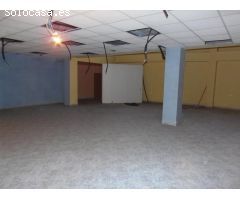 Se alquila local comercial con mucha fachada, muy cerca de El Corte Inglés y Parque Ribalta, frente