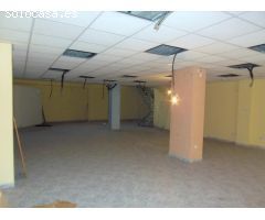 Se alquila local comercial con mucha fachada, muy cerca de El Corte Inglés y Parque Ribalta, frente