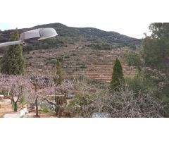 Masía reformada con terreno y acceso por camino asfaltado.