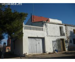 Masía reformada con terreno y acceso por camino asfaltado.