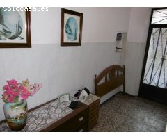 CASA BIEN SITUADA CON VISTAS A LA PLAZA Y ENTRADA POR DOS CALLES